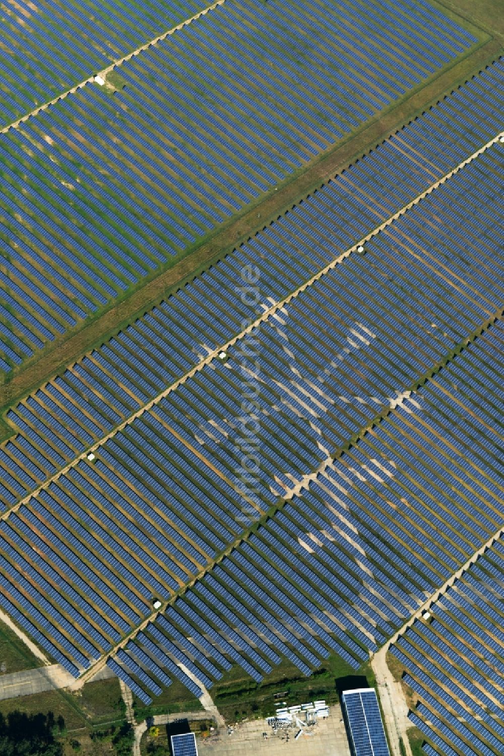 Neuhardenberg aus der Vogelperspektive: Solarpark - Solarkraftwerk und Photovoltaikanlage der BaySolar Projekt GmbH auf dem Gelände des Flugplatz Neuhardenberg im Bundesland Brandenburg