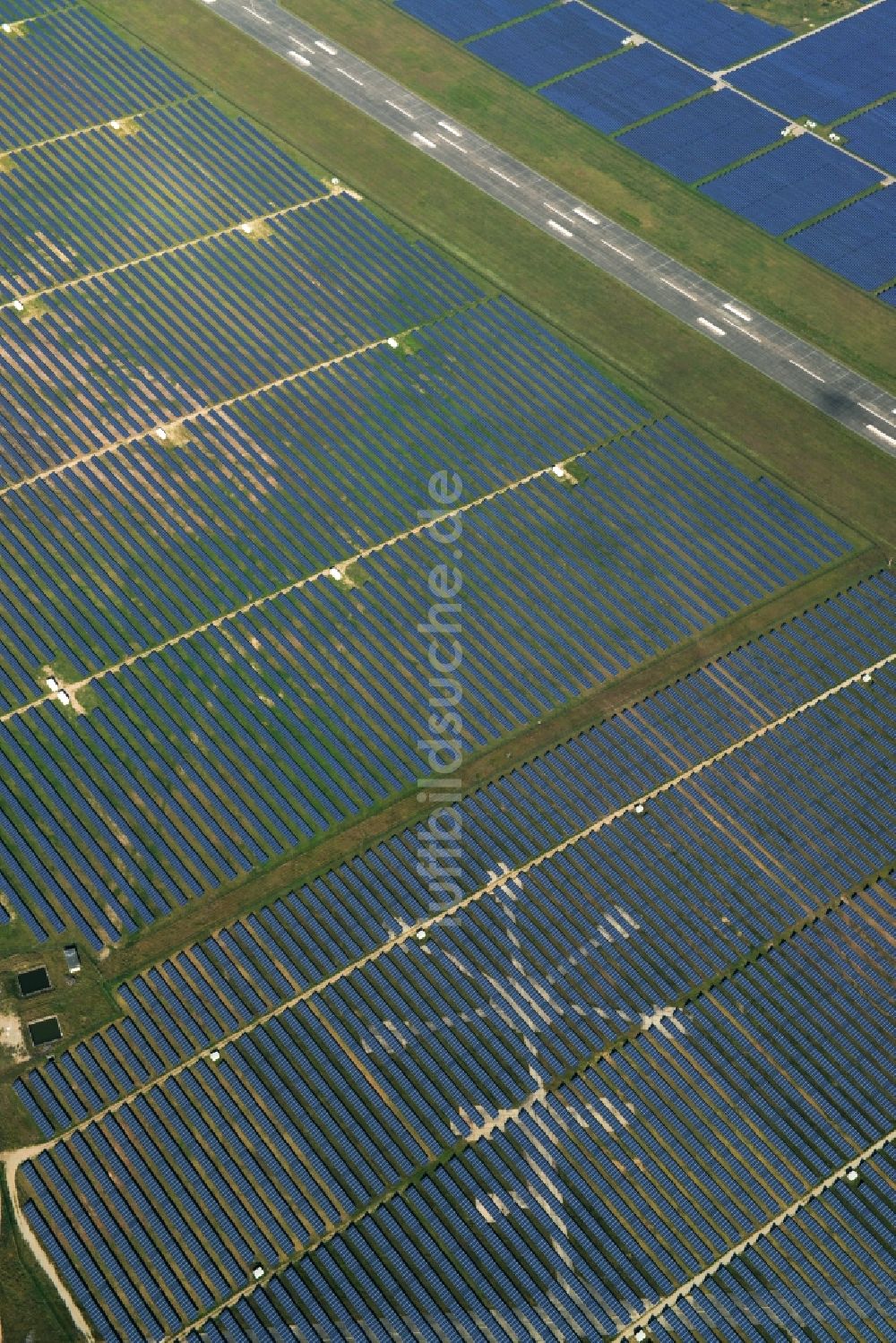 Luftbild Neuhardenberg - Solarpark - Solarkraftwerk und Photovoltaikanlage der BaySolar Projekt GmbH auf dem Gelände des Flugplatz Neuhardenberg im Bundesland Brandenburg