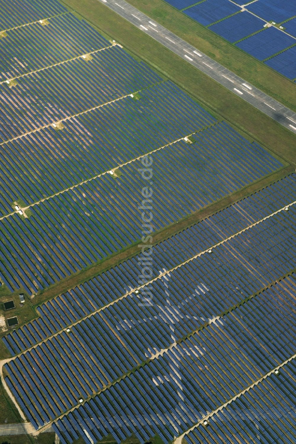 Luftaufnahme Neuhardenberg - Solarpark - Solarkraftwerk und Photovoltaikanlage der BaySolar Projekt GmbH auf dem Gelände des Flugplatz Neuhardenberg im Bundesland Brandenburg