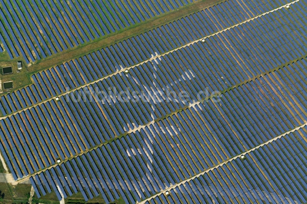 Neuhardenberg von oben - Solarpark - Solarkraftwerk und Photovoltaikanlage der BaySolar Projekt GmbH auf dem Gelände des Flugplatz Neuhardenberg im Bundesland Brandenburg