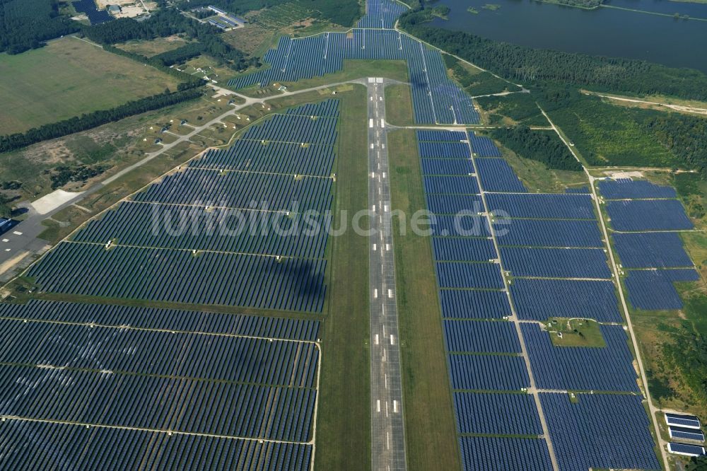 Luftbild Neuhardenberg - Solarpark - Solarkraftwerk und Photovoltaikanlage der BaySolar Projekt GmbH auf dem Gelände des Flugplatz Neuhardenberg im Bundesland Brandenburg