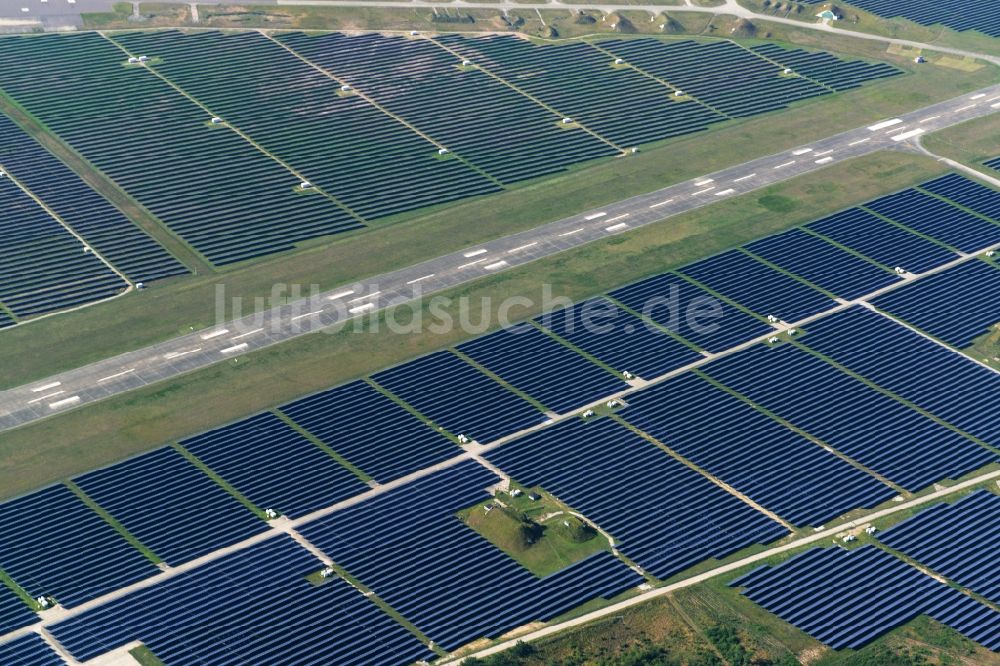 Neuhardenberg von oben - Solarpark - Solarkraftwerk und Photovoltaikanlage der BaySolar Projekt GmbH auf dem Gelände des Flugplatz Neuhardenberg im Bundesland Brandenburg