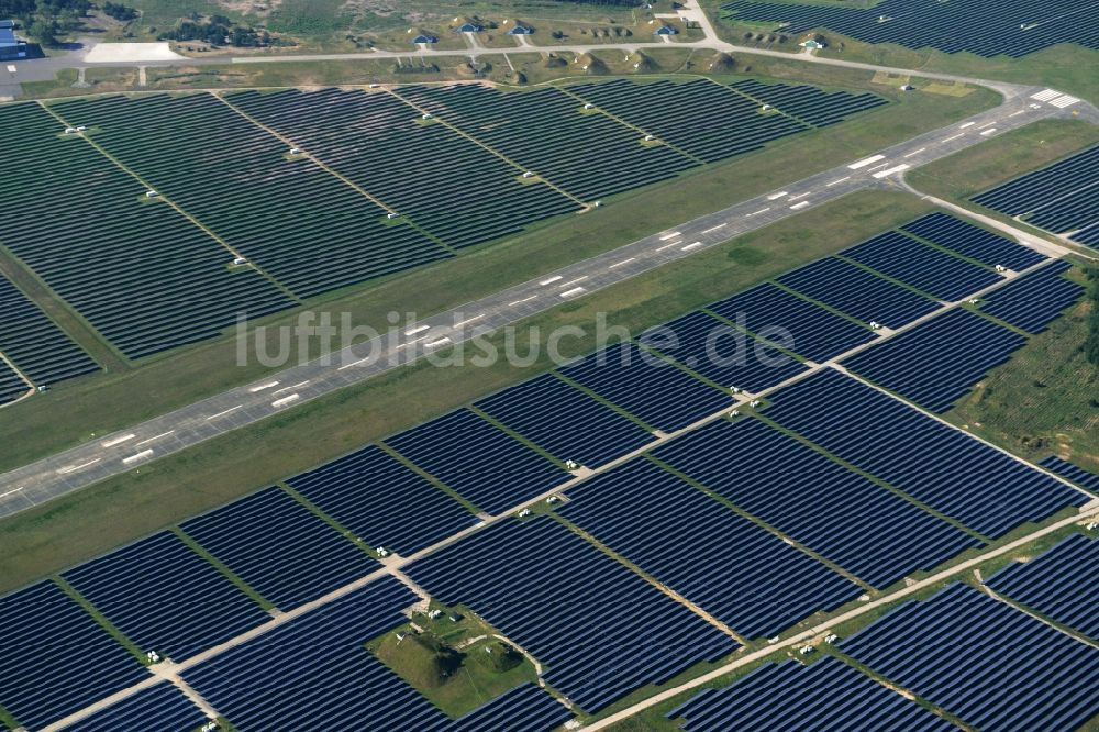 Neuhardenberg aus der Vogelperspektive: Solarpark - Solarkraftwerk und Photovoltaikanlage der BaySolar Projekt GmbH auf dem Gelände des Flugplatz Neuhardenberg im Bundesland Brandenburg