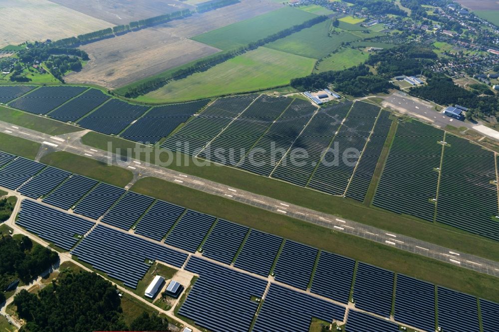 Luftbild Neuhardenberg - Solarpark - Solarkraftwerk und Photovoltaikanlage der BaySolar Projekt GmbH auf dem Gelände des Flugplatz Neuhardenberg im Bundesland Brandenburg