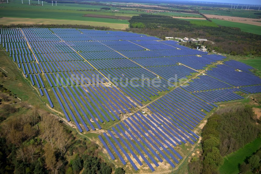 Fürstenwalde aus der Vogelperspektive: Solarpark / Solarkraftwerk / Photovoltaikanlage auf dem ehemaligen Flugplatz Fürstenwalde im Bundesland Brandenburg