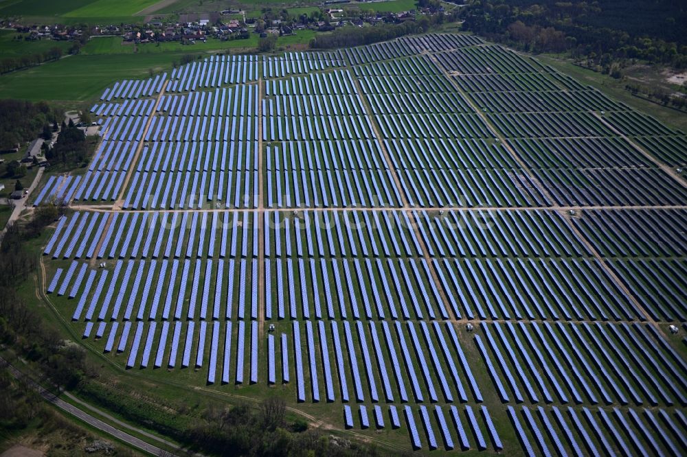 Fürstenwalde aus der Vogelperspektive: Solarpark / Solarkraftwerk / Photovoltaikanlage auf dem ehemaligen Flugplatz Fürstenwalde im Bundesland Brandenburg