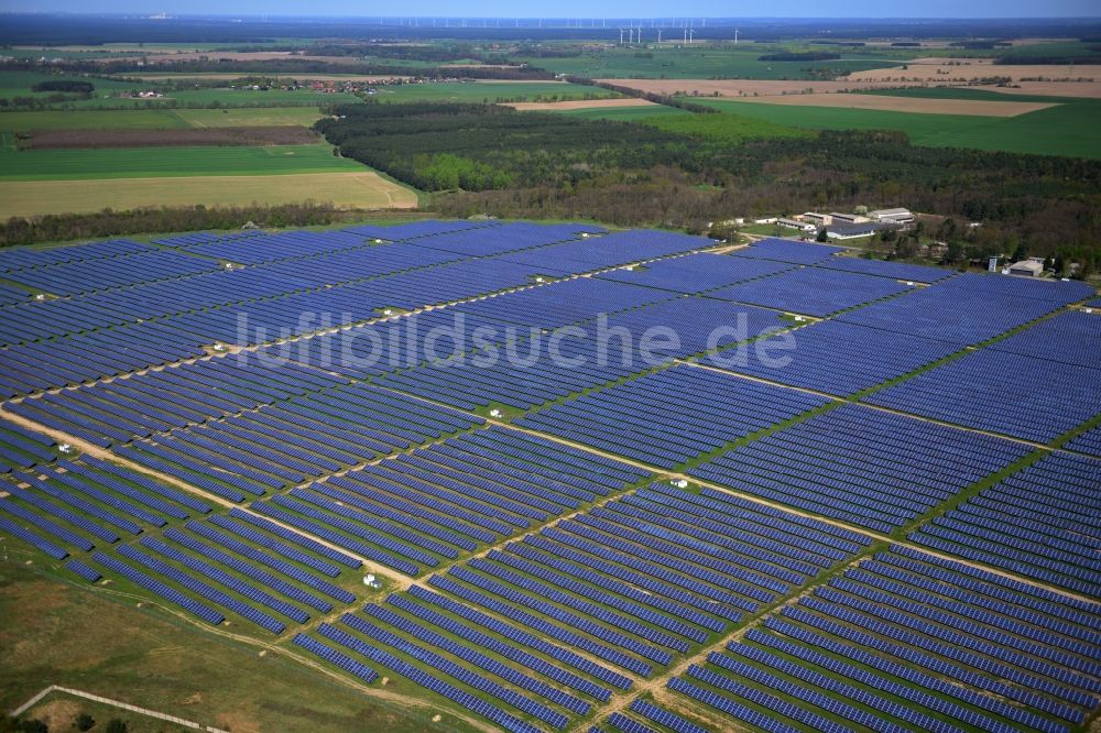 Fürstenwalde von oben - Solarpark / Solarkraftwerk / Photovoltaikanlage auf dem ehemaligen Flugplatz Fürstenwalde im Bundesland Brandenburg