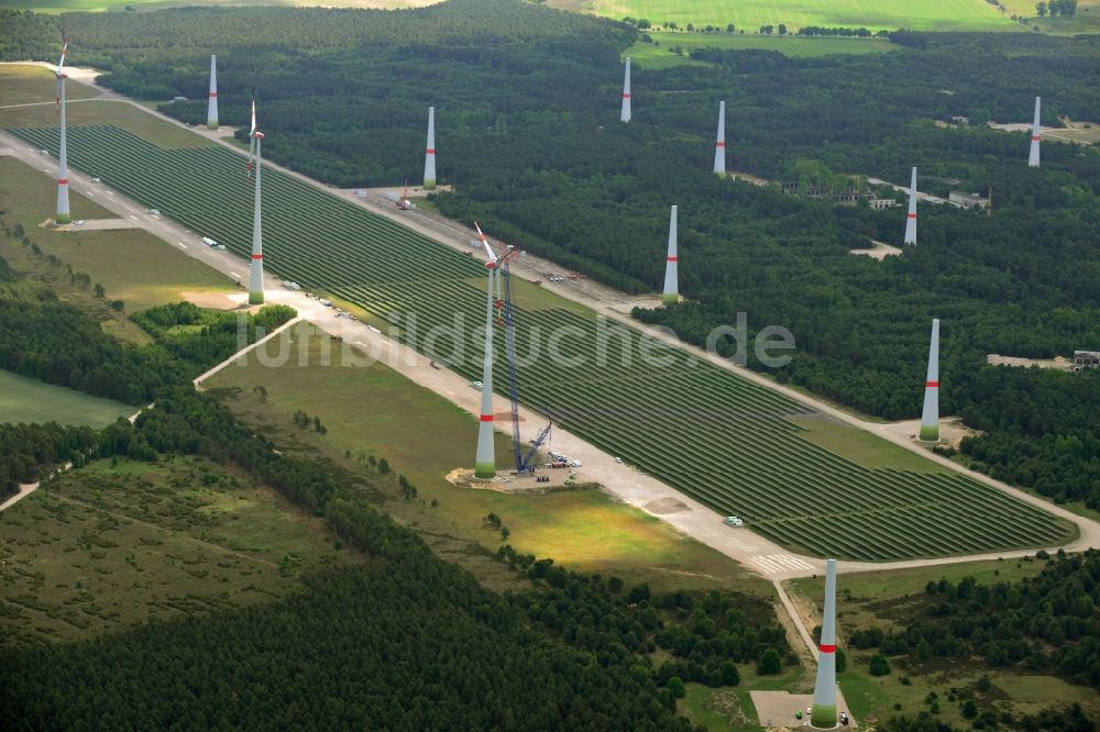 Luftbild Mahlwinkel - Solarpark und Windkraftanlagen im Ortsteil Mahlwinkel in der Gemeinde Angern im Bundesland Sachsen-Anhalt