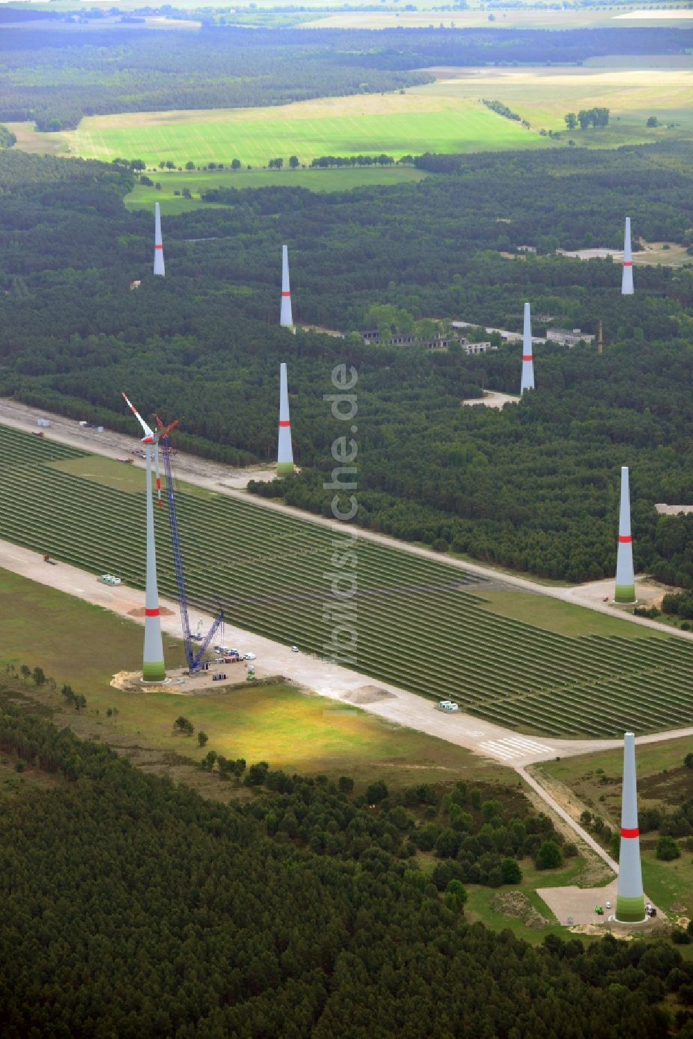 Luftaufnahme Mahlwinkel - Solarpark und Windkraftanlagen im Ortsteil Mahlwinkel in der Gemeinde Angern im Bundesland Sachsen-Anhalt