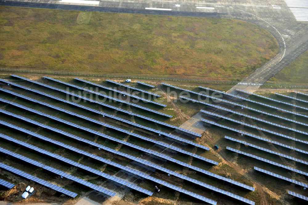 Drewitz aus der Vogelperspektive: Solarstrom-Kraftwerk Cottbus-Drewitz auf dem Flughafen Drewitz