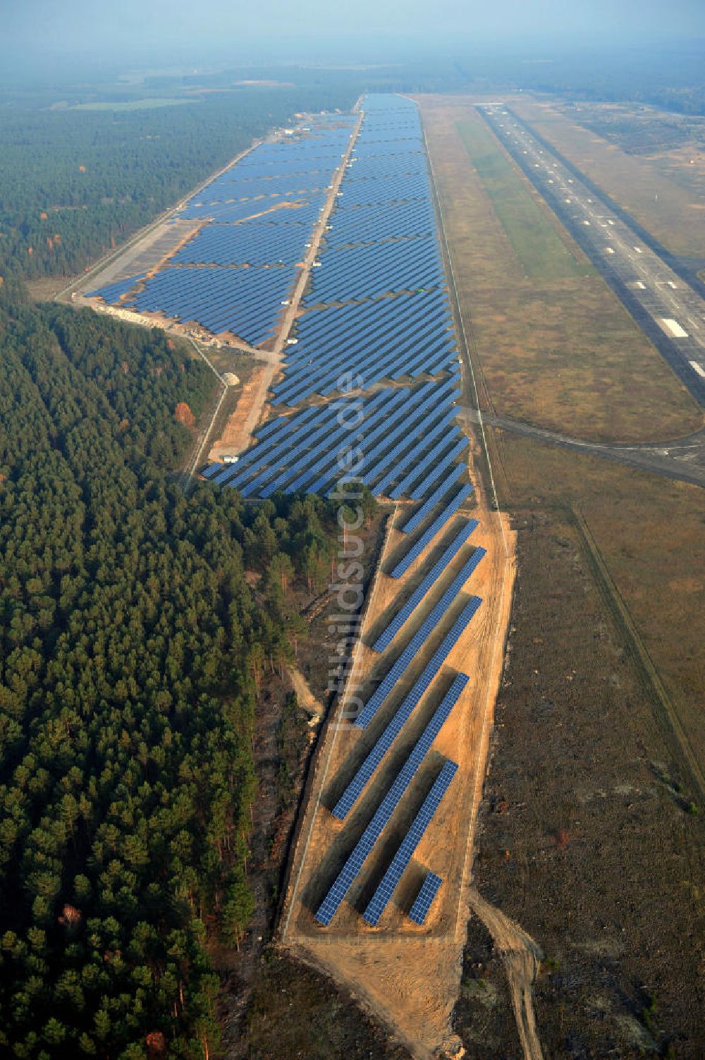 Drewitz von oben - Solarstrom-Kraftwerk Cottbus-Drewitz auf dem Flughafen Drewitz