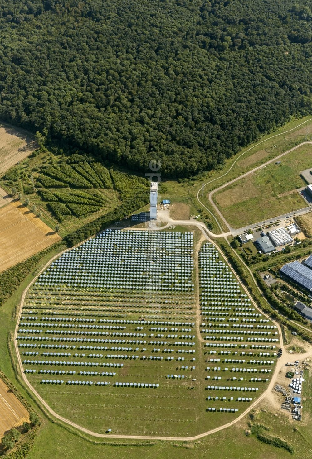 Jülich von oben - Solarthermisches Versuchskraftwerk mit Solarturm bei Jülich im Bundesland Nordrhein-Westfalen