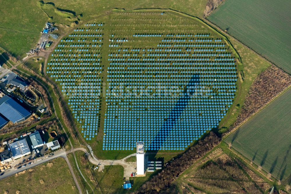 Jülich aus der Vogelperspektive: Solarthermisches Versuchskraftwerk mit Solarturm bei Jülich im Bundesland Nordrhein-Westfalen