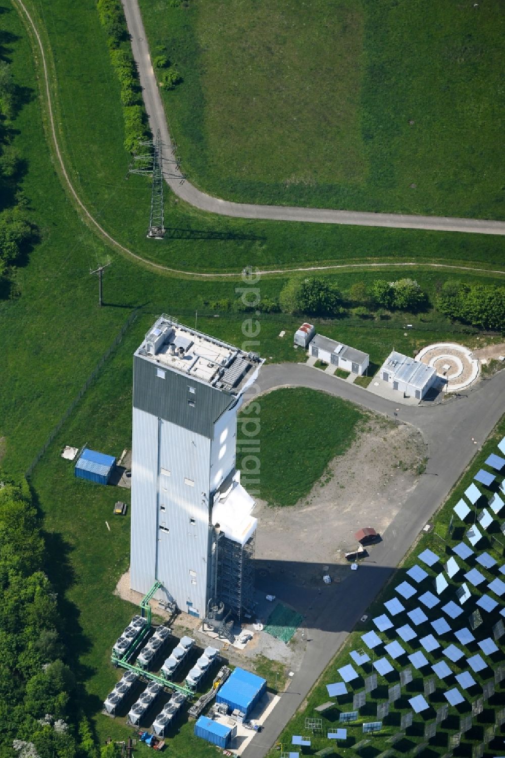 Jülich aus der Vogelperspektive: Solarturm in Jülich im Bundesland Nordrhein-Westfalen, Deutschland