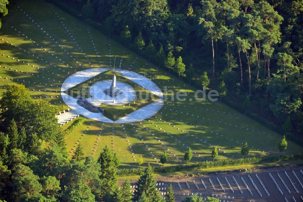 Stahnsdorf von oben - Soldatenfriedhof in Stahndorf im Bundesland Brandenburg