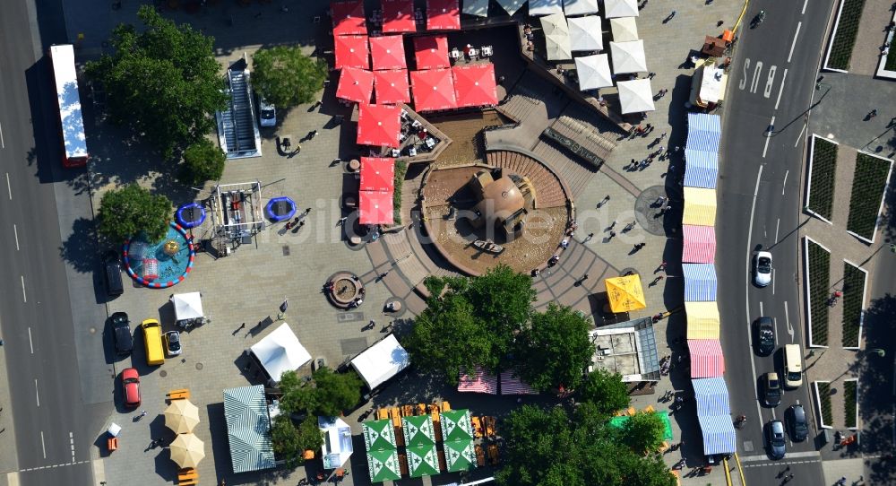 Luftbild Berlin - Sommer an den Wasserspielen des Weltkugelbrunnen am Breitscheidplatz in Berlin