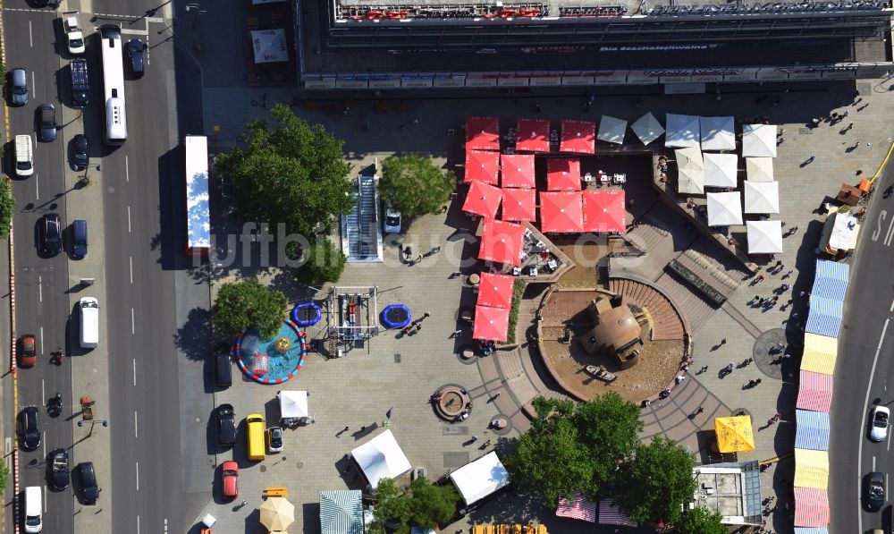 Luftaufnahme Berlin - Sommer an den Wasserspielen des Weltkugelbrunnen am Breitscheidplatz in Berlin