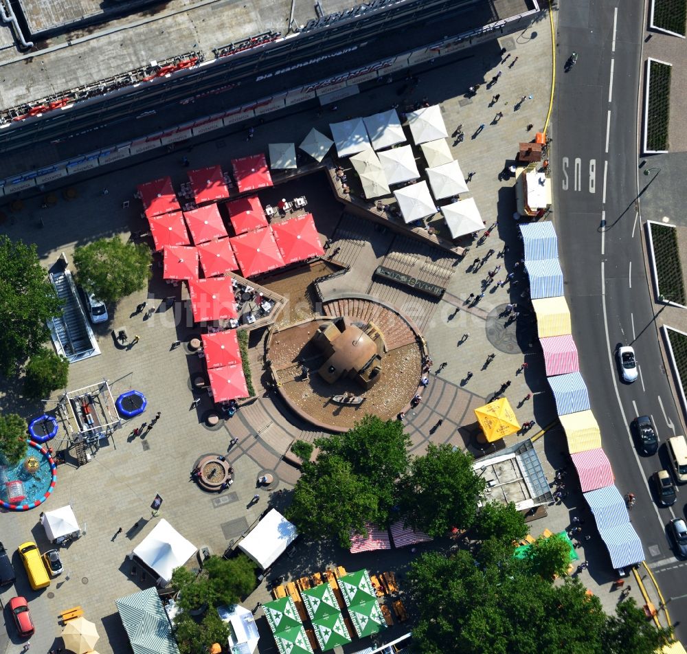 Berlin von oben - Sommer an den Wasserspielen des Weltkugelbrunnen am Breitscheidplatz in Berlin