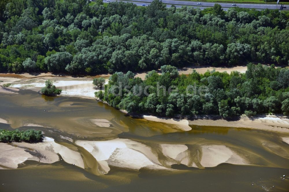 Warschau von oben - Sommerbedingt gesunkener Wasserpegel am Ufer der Weichsel am Lesie Bielanskim in Warschau in Polen