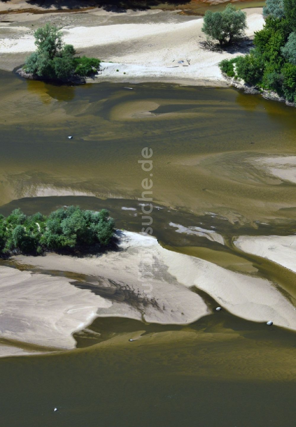 Luftbild Warschau - Sommerbedingt gesunkener Wasserpegel am Ufer der Weichsel am Lesie Bielanskim in Warschau in Polen