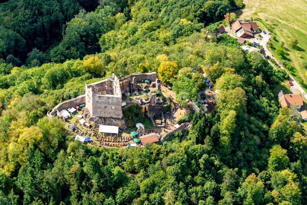 Seelbach von oben - Sommerfest auf der ehemaligen Burganlage der Veste Geroldseck bei Seelbach Lahr in Seelbach im Bundesland Baden-Württemberg, Deutschland