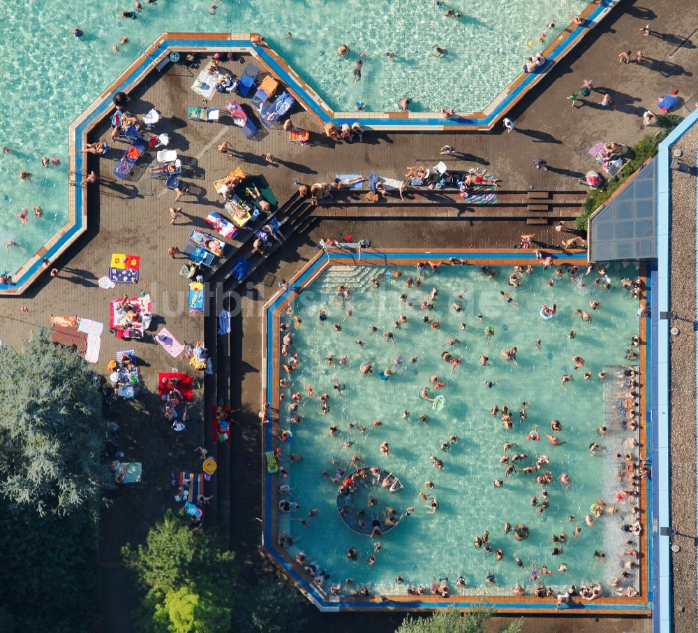 Gelsenkirchen aus der Vogelperspektive: Sommerlich gut besuchtes Freibad Sport-Paradies in Gelsenkirchen im Bundesland Nordrhein-Westfalen