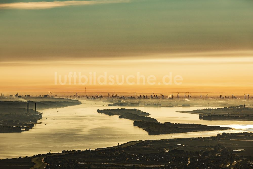 Wedel von oben - Sonnen- Aufgang über der Landschaft des mit Hochnebel bedeckten Elbinsel Hanskalbsand in Hamburg, Deutschland