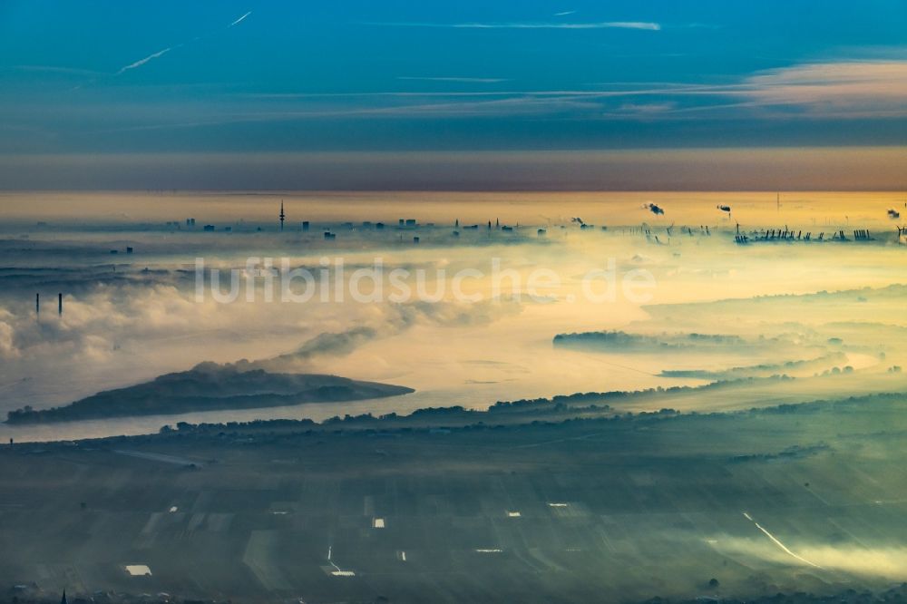 Luftaufnahme Wedel - Sonnen- Aufgang über der Landschaft des mit Hochnebel bedeckten Elbinsel Hanskalbsand in Hamburg, Deutschland