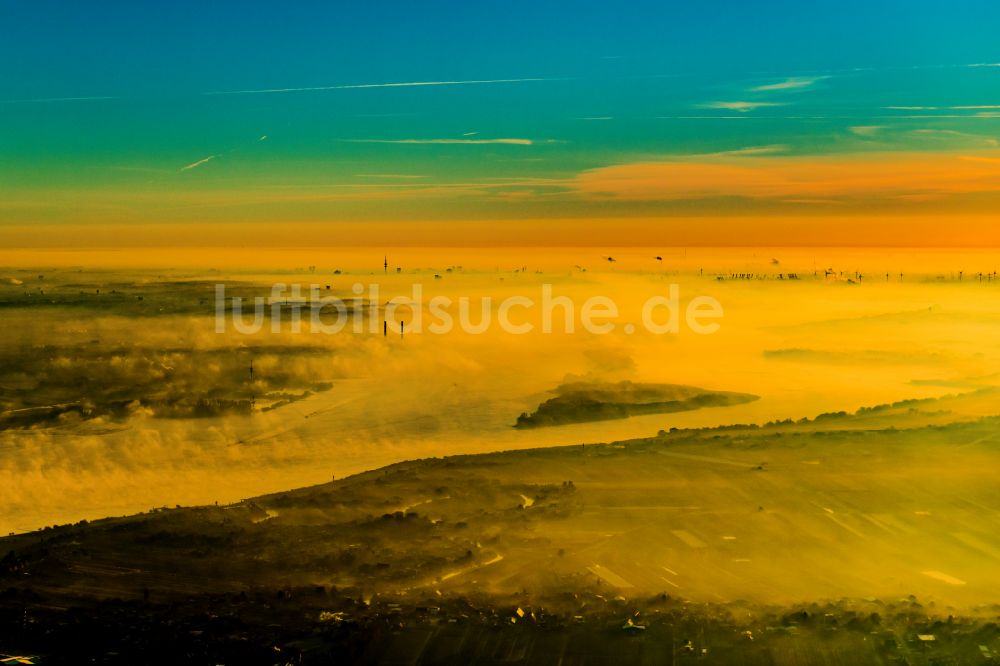 Jork von oben - Sonnen- Aufgang über der Landschaft des mit Hochnebel bedeckten Elbinsel Hanskalbsand in Hamburg, Deutschland