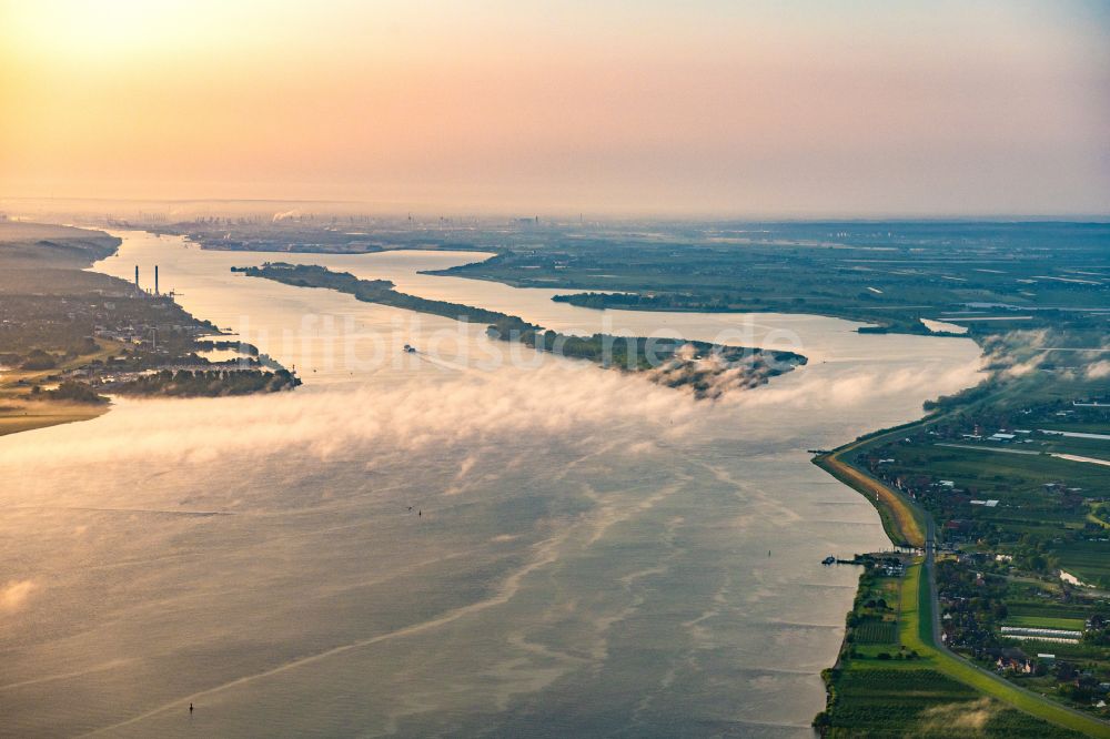 Luftbild Jork - Sonnen- Aufgang über der Landschaft des mit Hochnebel bedeckten Elbinsel Hanskalbsand in Hamburg, Deutschland