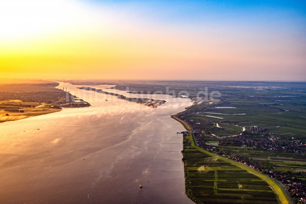 Luftaufnahme Jork - Sonnen- Aufgang über der Landschaft des mit Hochnebel bedeckten Elbinsel Hanskalbsand in Hamburg, Deutschland