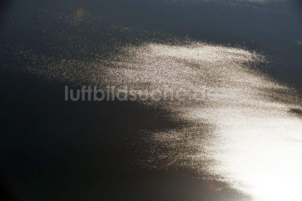 Luftaufnahme Kitzscher - Sonnen- Licht- Spiegelung auf der Wasser- Oberfläche des Bockwitzer See in Kitzscher im Bundesland Sachsen