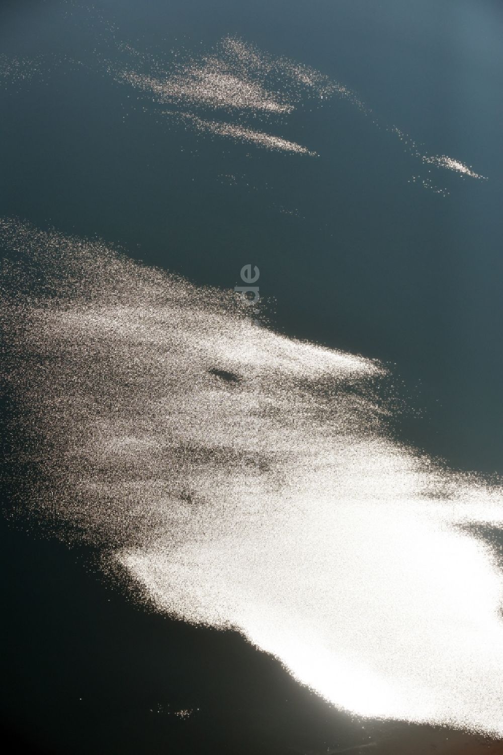 Kitzscher von oben - Sonnen- Licht- Spiegelung auf der Wasser- Oberfläche des Bockwitzer See in Kitzscher im Bundesland Sachsen