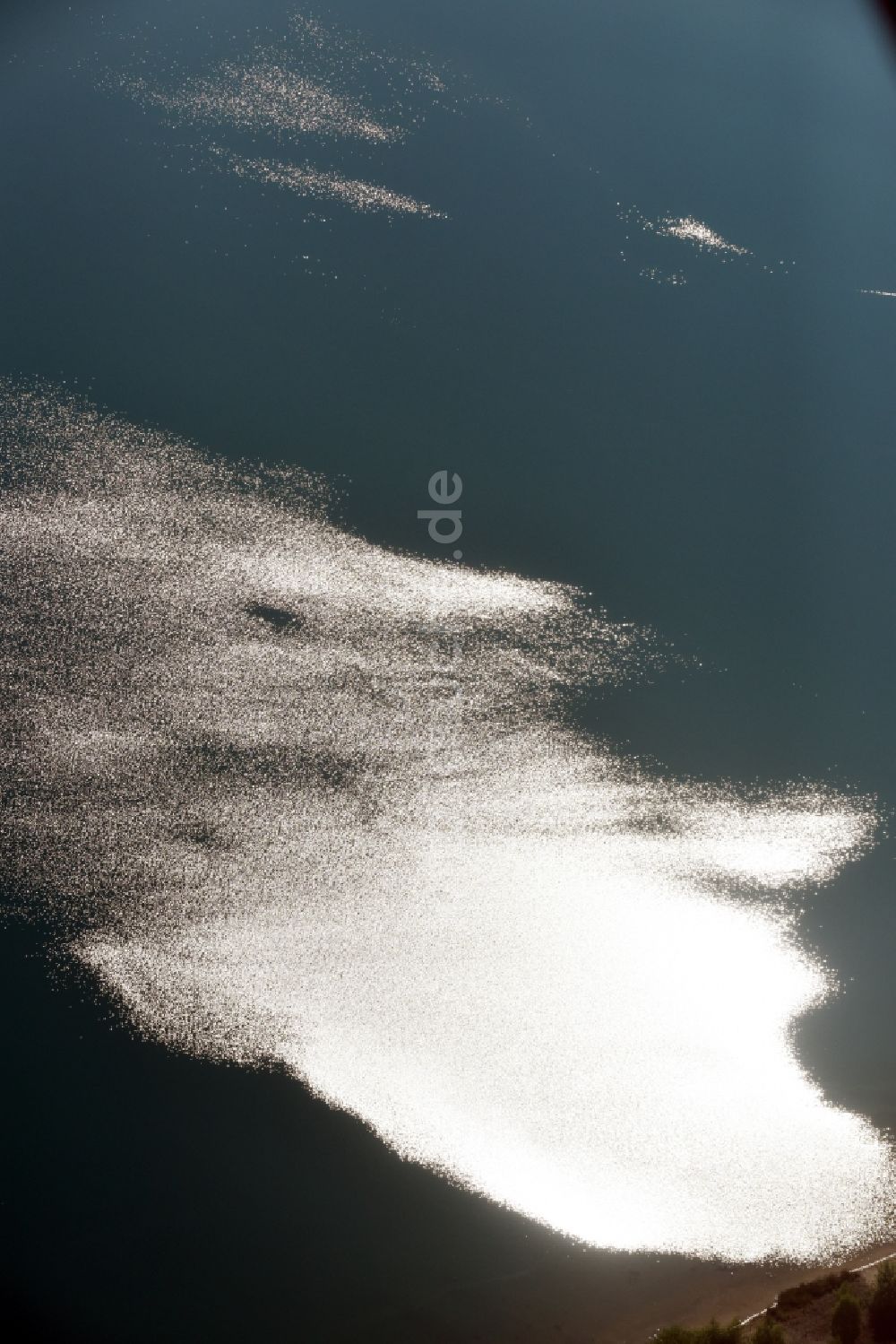 Kitzscher aus der Vogelperspektive: Sonnen- Licht- Spiegelung auf der Wasser- Oberfläche des Bockwitzer See in Kitzscher im Bundesland Sachsen