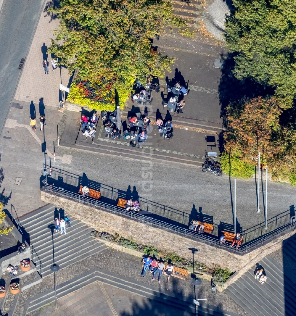 Siegen von oben - Sonnen- Terassen am Platzbereich Unteres Schloß im Innenstadt- Zentrum in Siegen im Bundesland Nordrhein-Westfalen