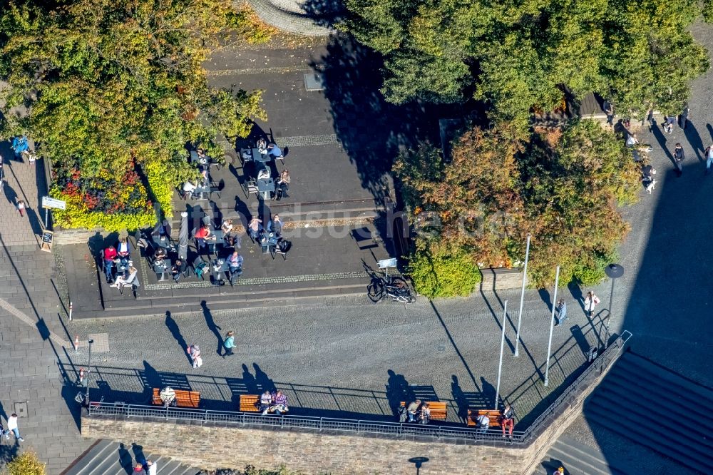 Siegen aus der Vogelperspektive: Sonnen- Terassen am Platzbereich Unteres Schloß im Innenstadt- Zentrum in Siegen im Bundesland Nordrhein-Westfalen