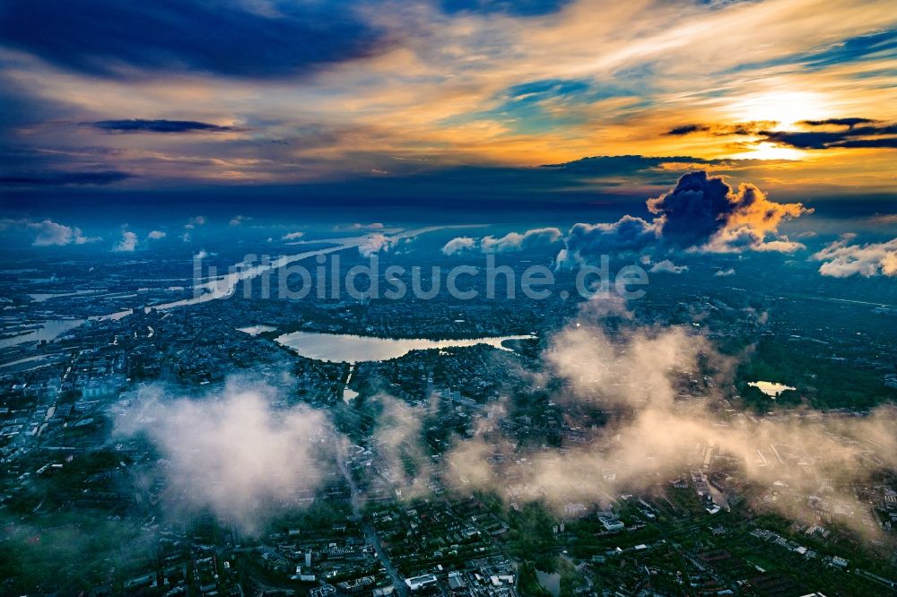 Hamburg von oben - Sonnen- Untergang über Hamburg, Deutschland