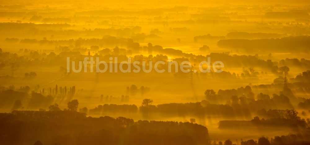 Gravenkamp aus der Vogelperspektive: Sonnen- Untergang über der Landschaft am Ahse - Flußverlauf in Gravenkamp im Bundesland Nordrhein-Westfalen, Deutschland