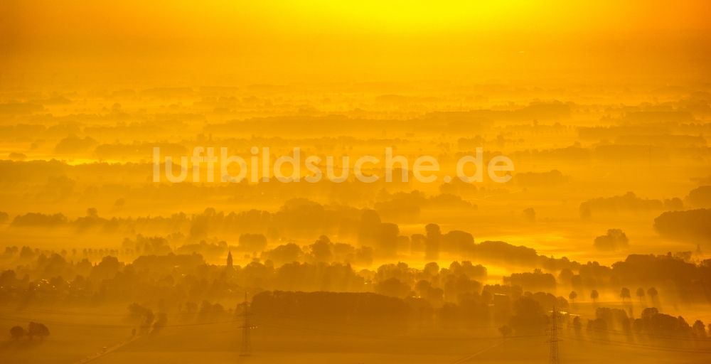 Luftbild Gravenkamp - Sonnen- Untergang über der Landschaft am Ahse - Flußverlauf in Gravenkamp im Bundesland Nordrhein-Westfalen, Deutschland