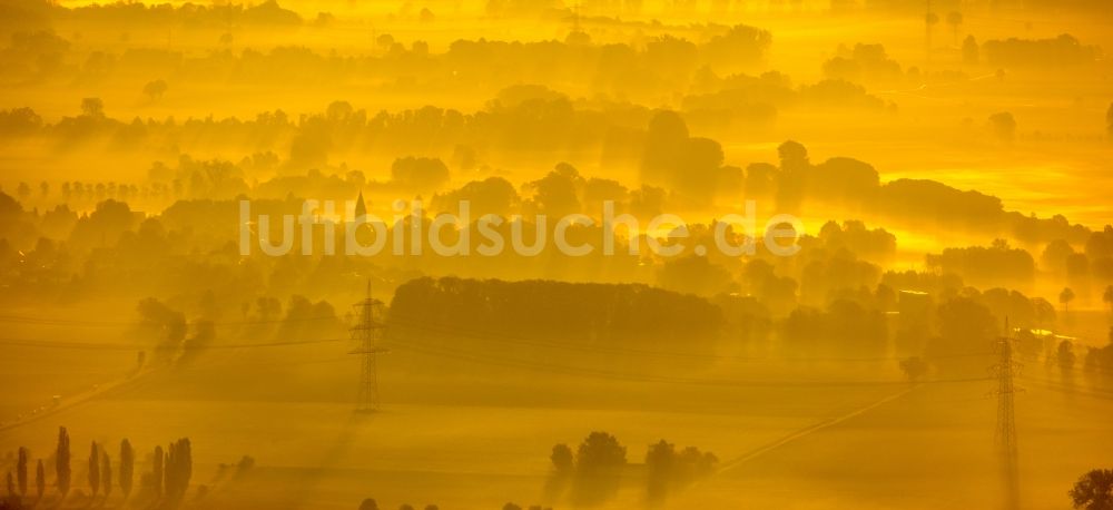 Luftaufnahme Gravenkamp - Sonnen- Untergang über der Landschaft am Ahse - Flußverlauf in Gravenkamp im Bundesland Nordrhein-Westfalen, Deutschland