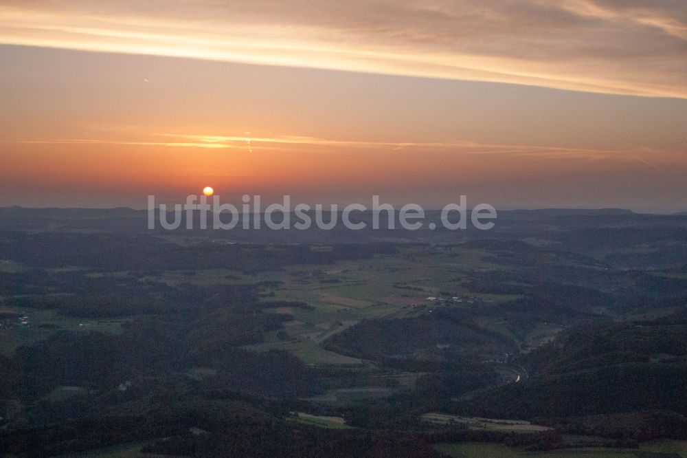 Ehingen (Donau) aus der Vogelperspektive: Sonnen- Untergang über der Landschaft in Ehingen (Donau) im Bundesland Baden-Württemberg