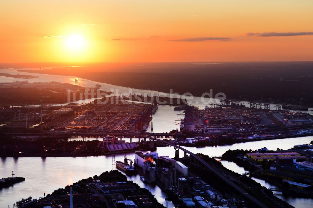 Luftaufnahme Hamburg - Sonnen- Untergang über der Landschaft des Hafenbereiches in Hamburg