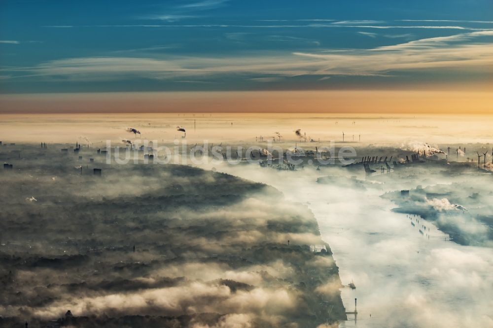 Luftaufnahme Hamburg - Sonnen- Untergang über der Landschaft des mit Hochnebel bedeckten Hafenanlagen in Hamburg, Deutschland