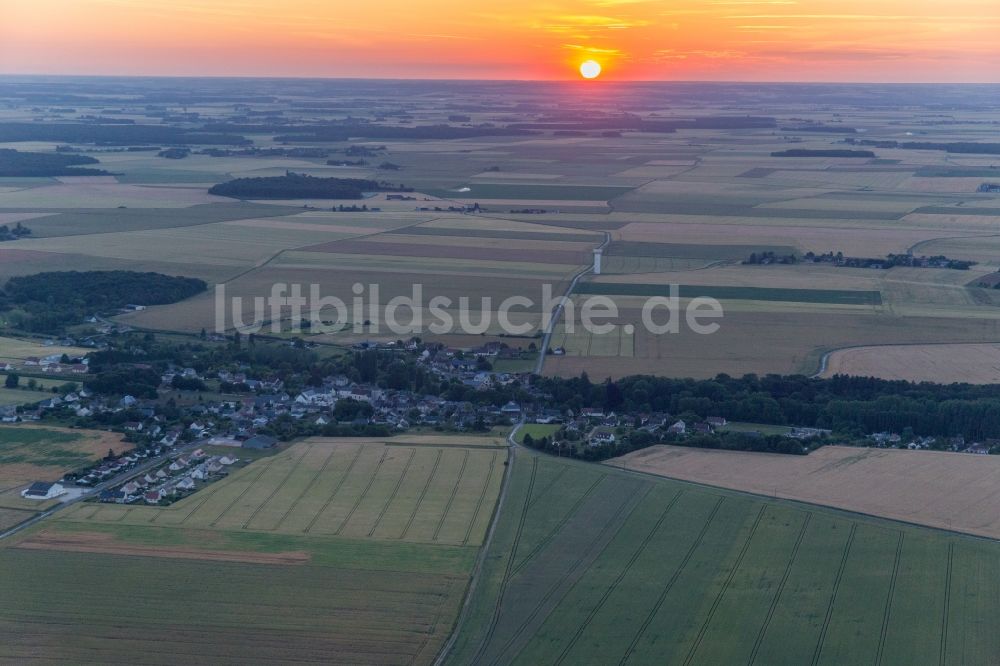 Saint-Bohaire von oben - Sonnen- Untergang über der Landschaft des Loire-Tals in Saint-Bohaire in Centre-Val de Loire, Frankreich