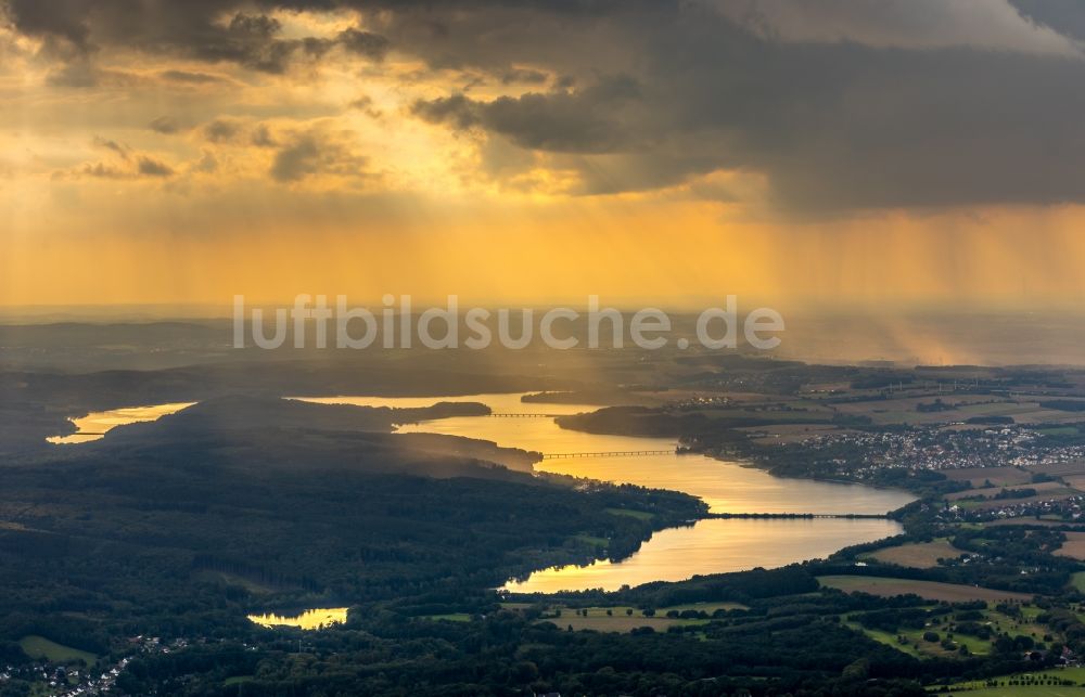 Luftaufnahme Wamel - Sonnen- Untergang über der Landschaft des Möhnesee in Wamel im Bundesland Nordrhein-Westfalen, Deutschland