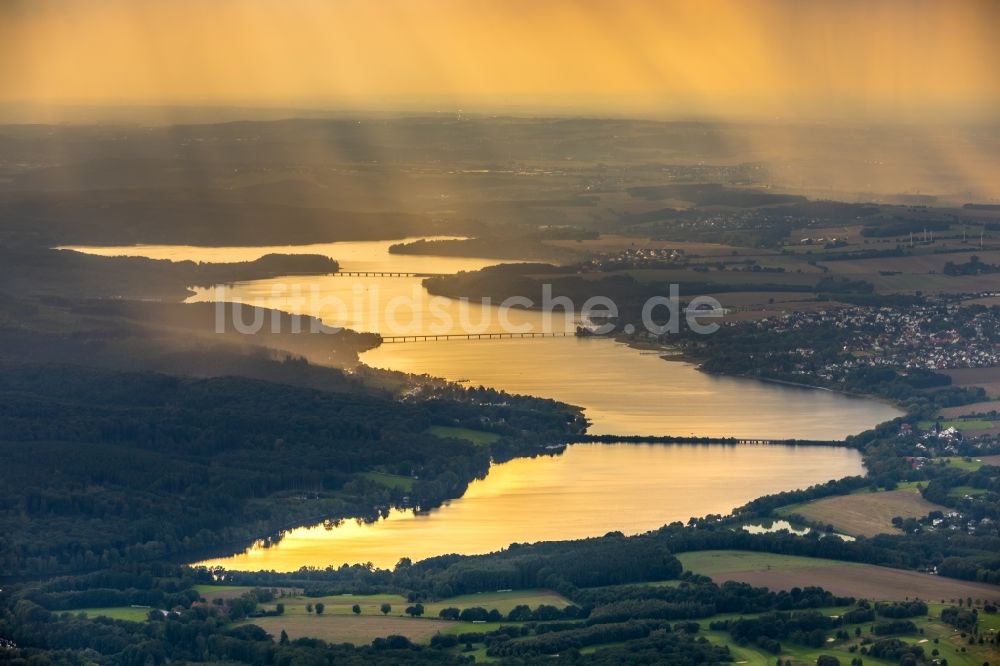 Wamel von oben - Sonnen- Untergang über der Landschaft des Möhnesee in Wamel im Bundesland Nordrhein-Westfalen, Deutschland