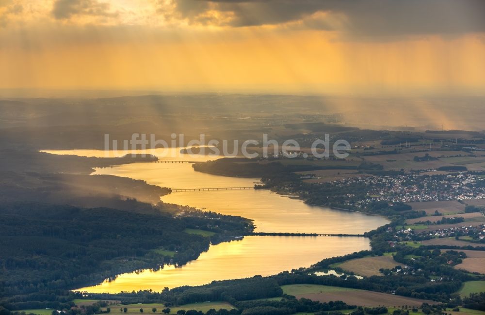 Wamel aus der Vogelperspektive: Sonnen- Untergang über der Landschaft des Möhnesee in Wamel im Bundesland Nordrhein-Westfalen, Deutschland