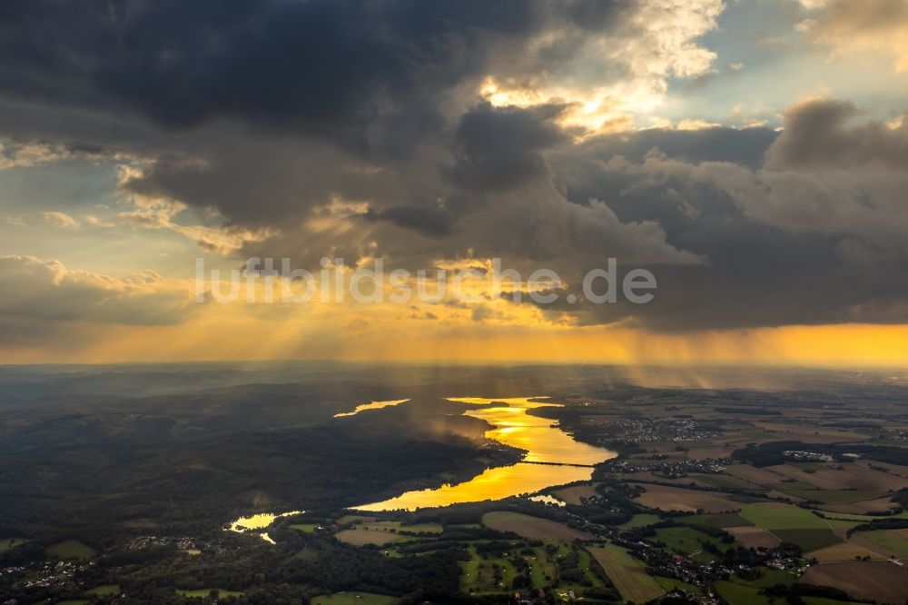 Luftbild Wamel - Sonnen- Untergang über der Landschaft des Möhnesee in Wamel im Bundesland Nordrhein-Westfalen, Deutschland