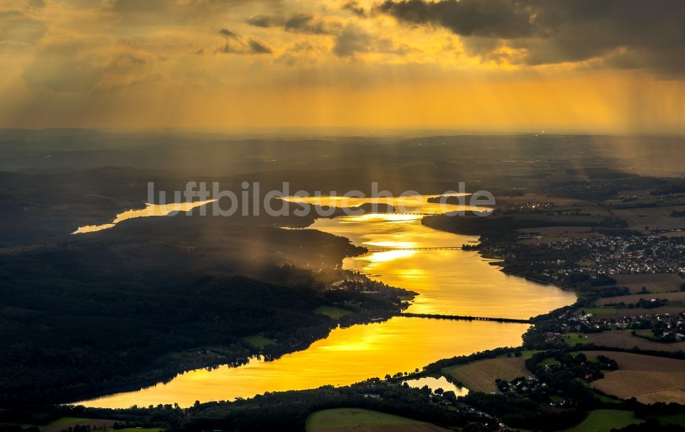 Luftaufnahme Wamel - Sonnen- Untergang über der Landschaft des Möhnesee in Wamel im Bundesland Nordrhein-Westfalen, Deutschland