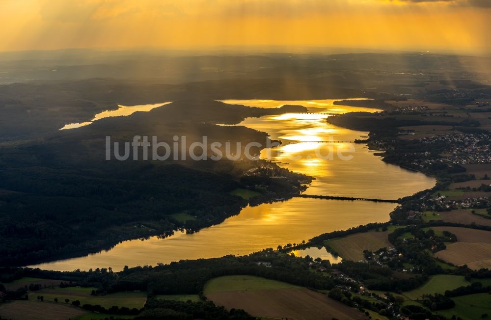 Wamel von oben - Sonnen- Untergang über der Landschaft des Möhnesee in Wamel im Bundesland Nordrhein-Westfalen, Deutschland